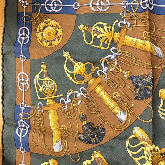 HERMES 100% Silk Scarf Carre 45 Cliquetis w box - Picture 6 of 6